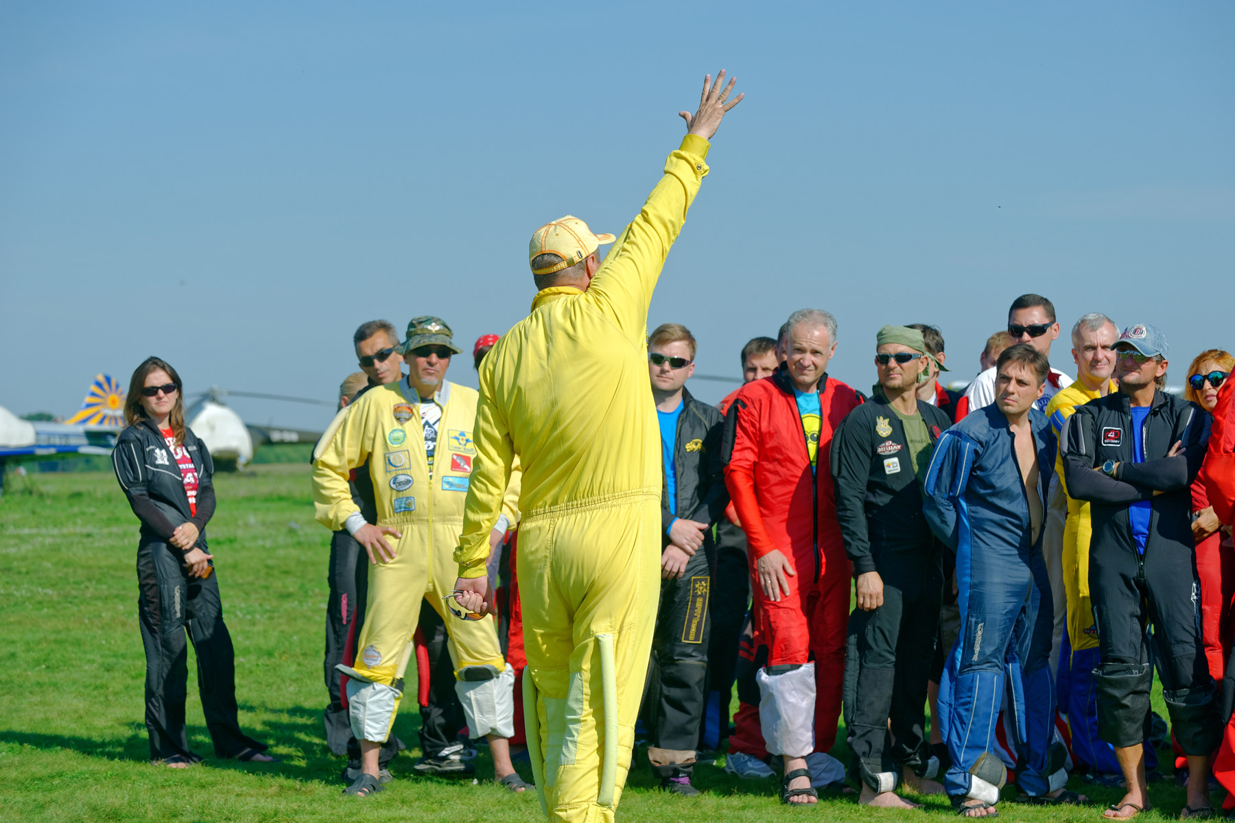 Фотофакт: под Харьковом парашютисты готовятся установить национальный рекорд фото 2