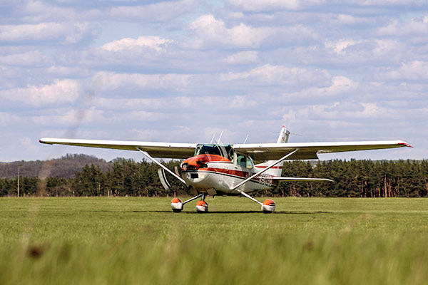 Самолет Cessna 182