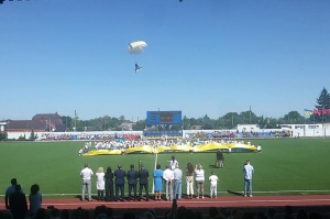 Спортсмены Харьковского аэроклуба выполнили показательные парашютные прыжки на открытии стадиона «Авангард» в Змиеве