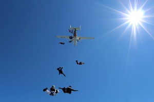 На аэродроме «Коротич» открылись очередные международные сборы парашютистов
