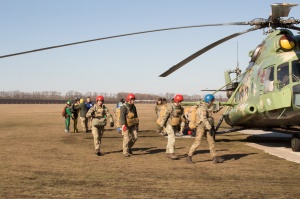 Перші стрибки у 2019-му: на аеродромі «Коротич» сьогодні у межах підготовки до польотів десантували військових курсантів