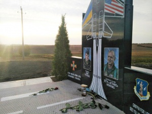 Відкрито пам'ятний знак до річниці загибелі Івана Петренка та Сета Неррінга в катастрофі Су-27