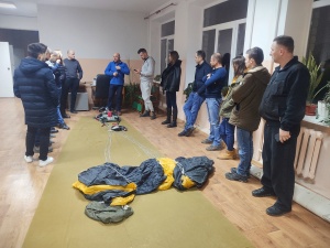 В Харківському аероклубі проходять заняття з техніки укладання парашутів для спортсменів, які пройшли курс AFF