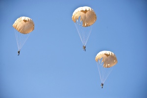 Набираються групи на навчання самостійним парашутним стрибкам