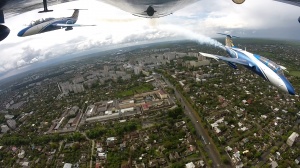 Пілотажна група Харківського аероклубу привітала харків'ян з 9 травня 